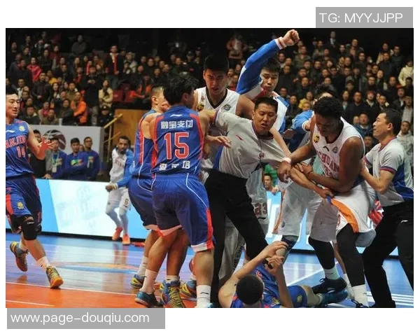 CBA北京与新疆激烈冲突引发关注球迷与媒体热议赛场暴力事件 CBA北京与新疆激烈冲突引发关注球迷与媒体热议赛场暴力事件